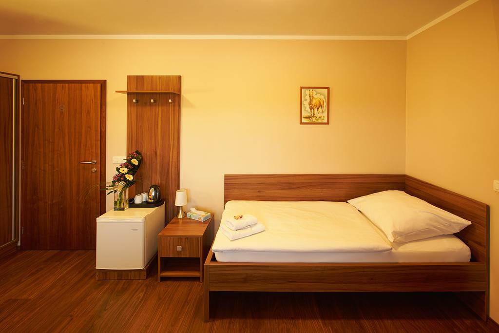 Hotel Horse Riding - Jezdecky Areal Tršice Стая снимка