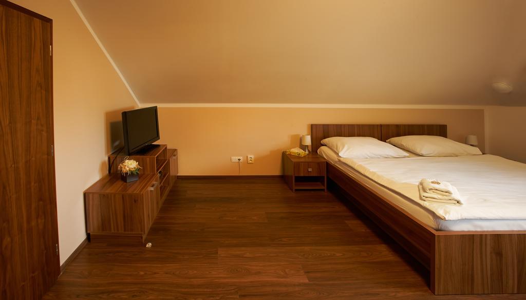 Hotel Horse Riding - Jezdecky Areal Tršice Стая снимка