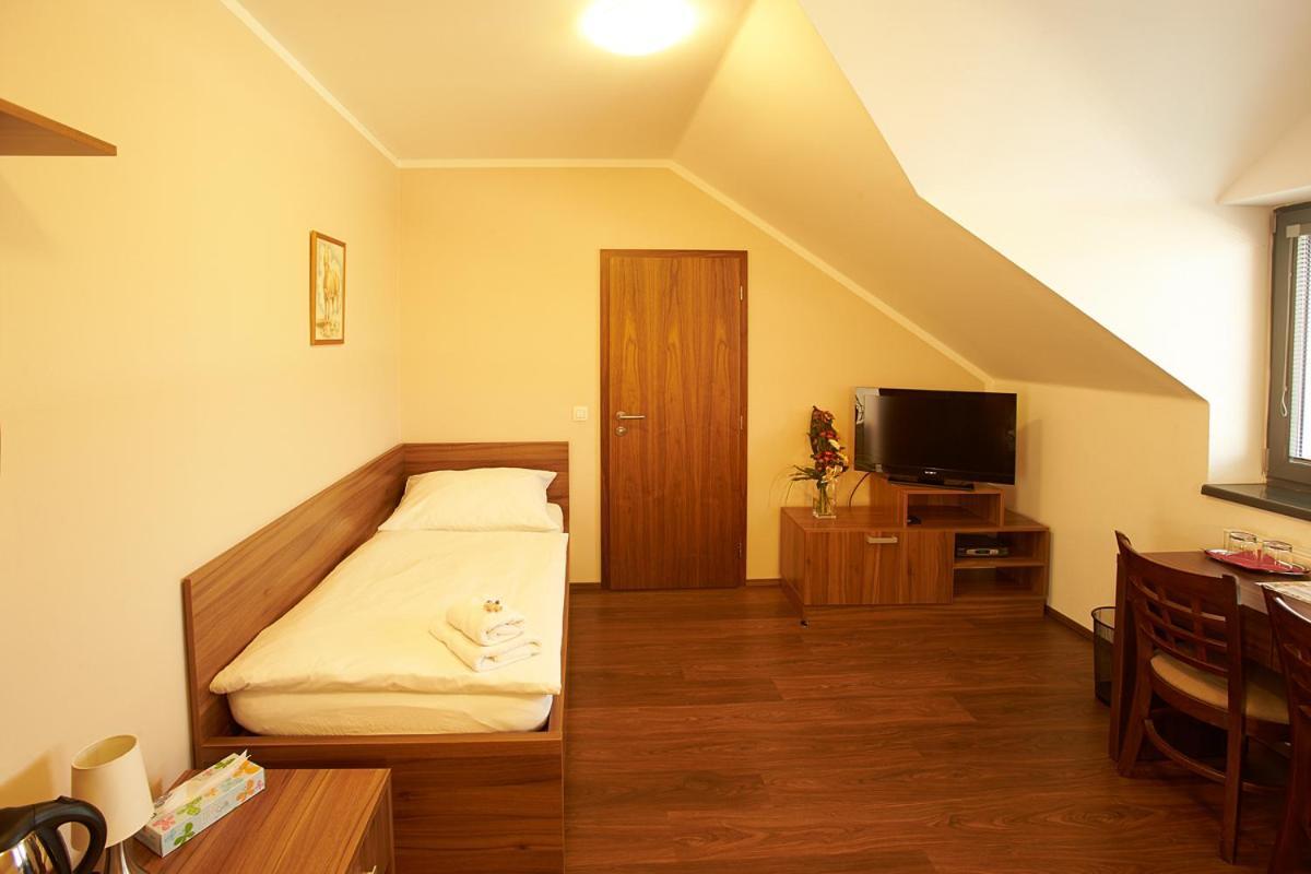 Hotel Horse Riding - Jezdecky Areal Tršice Стая снимка